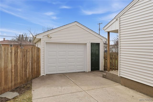 4243 E Frontier Drive, Hamburg, NY 14219