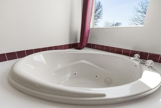 5281 N BURNING BUSH RD, Columbia, MO 65202