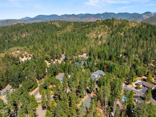 340 Dawn Allan Drive, Grants Pass, OR 97527