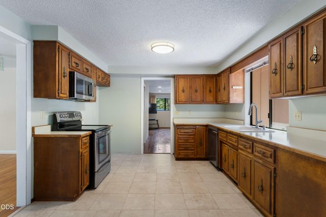 340 Dawn Allan Drive, Grants Pass, OR 97527