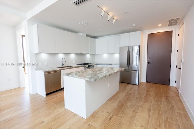 3034 Oak Avenue 408, Coconut Grove, FL 33133