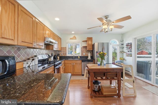 6902 WESTLAWN DR, Falls Church, VA 22042