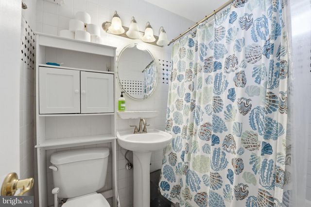 6902 WESTLAWN DR, Falls Church, VA 22042