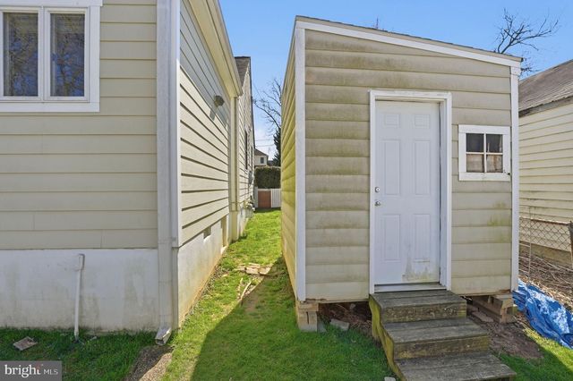 6902 WESTLAWN DR, Falls Church, VA 22042