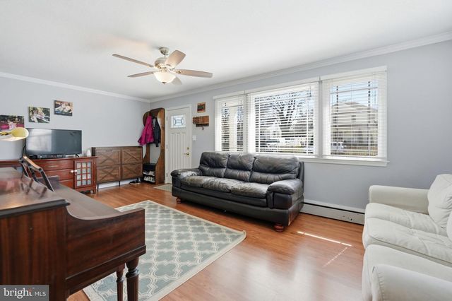 6902 WESTLAWN DR, Falls Church, VA 22042