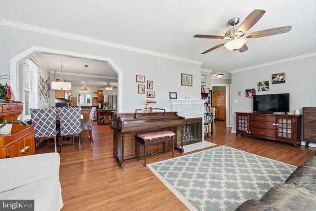 6902 WESTLAWN DR, Falls Church, VA 22042