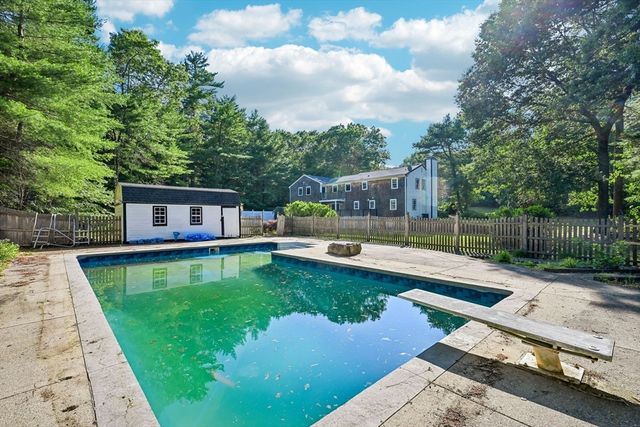 6 Susan Cir, Carver, MA 02330