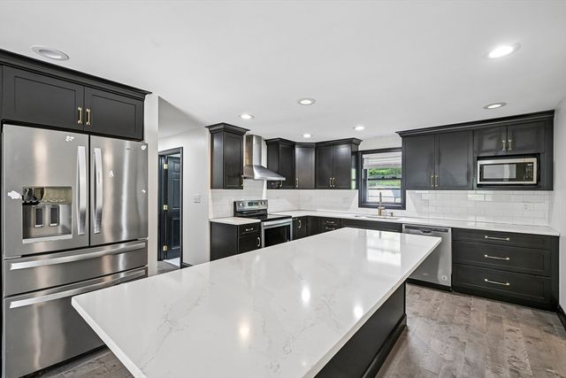 6 Susan Cir, Carver, MA 02330