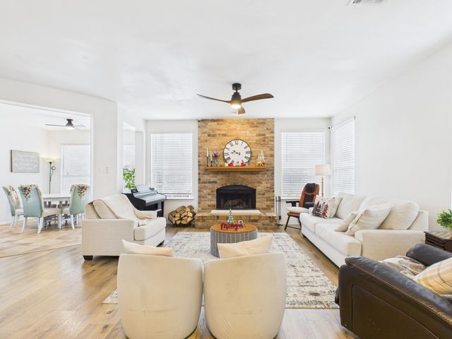 821 Woodridge Drive, Desoto, TX 75115