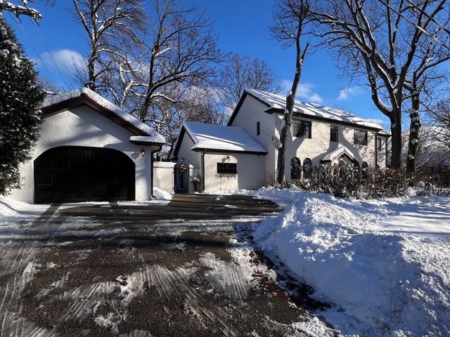 285 Vernon Avenue, Glencoe, IL 60022