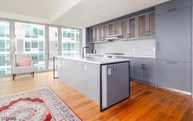 2 Shore Ln, Jersey City, NJ 07310