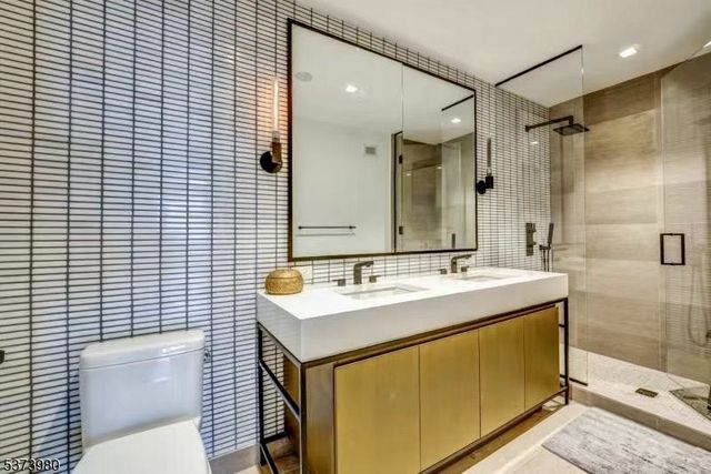 2 Shore Ln, Jersey City, NJ 07310