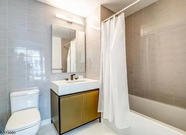 2 Shore Ln, Jersey City, NJ 07310