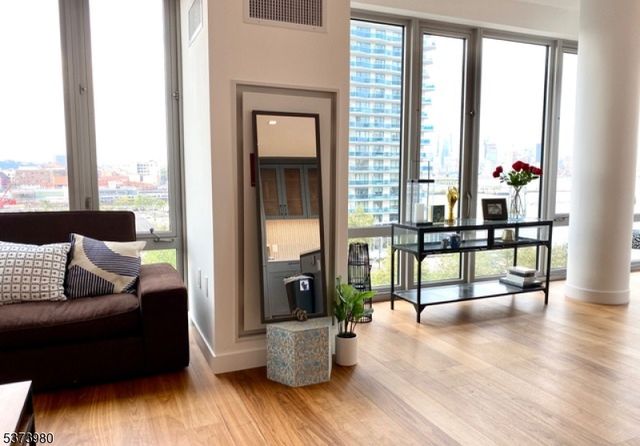 2 Shore Ln, Jersey City, NJ 07310