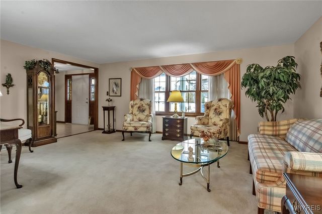 17 Camelot Drive, West Seneca, NY 14224