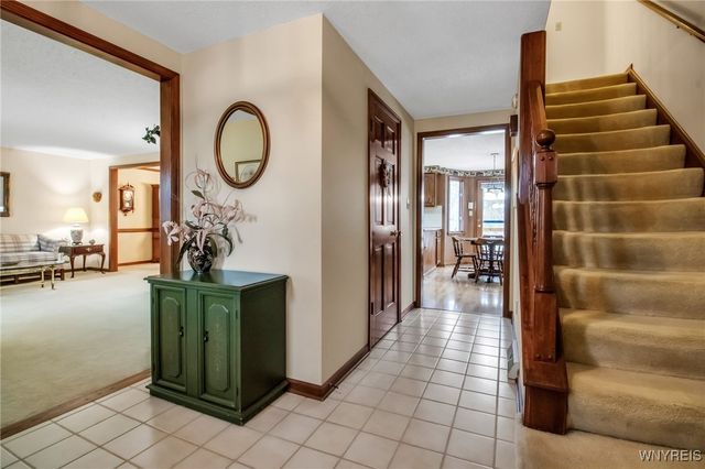 17 Camelot Drive, West Seneca, NY 14224