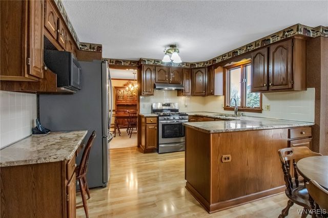 17 Camelot Drive, West Seneca, NY 14224