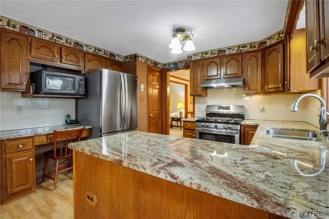 17 Camelot Drive, West Seneca, NY 14224