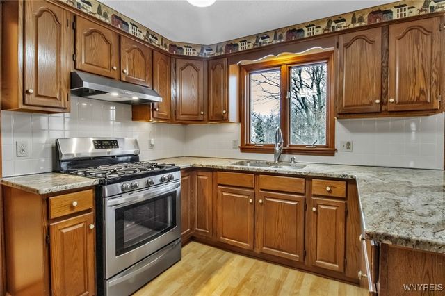 17 Camelot Drive, West Seneca, NY 14224