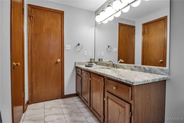 17 Camelot Drive, West Seneca, NY 14224