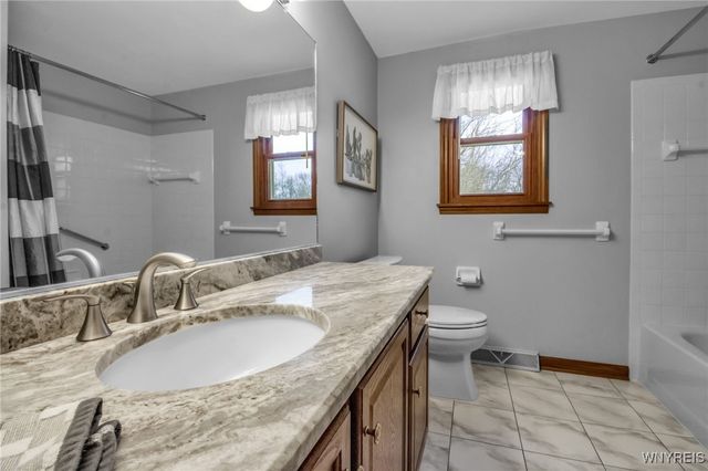 17 Camelot Drive, West Seneca, NY 14224