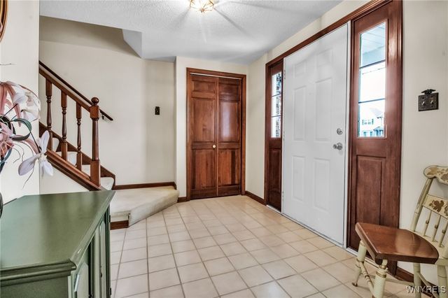 17 Camelot Drive, West Seneca, NY 14224