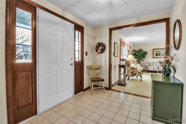 17 Camelot Drive, West Seneca, NY 14224