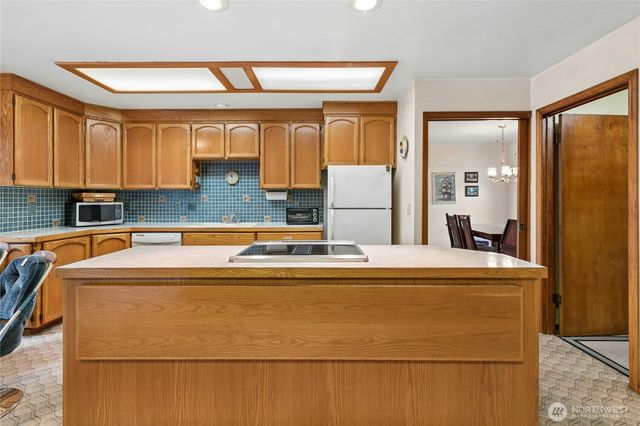 1643 NE Sumner Drive, Oak Harbor, WA 98277