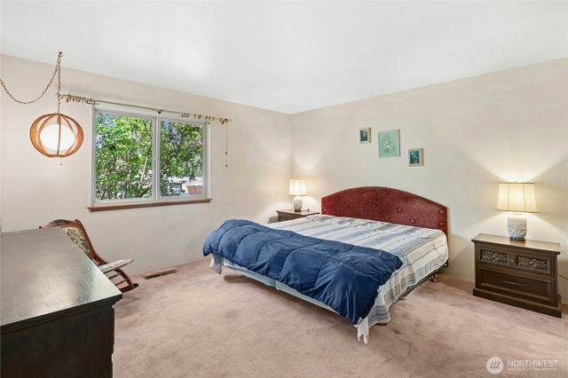 1643 NE Sumner Drive, Oak Harbor, WA 98277