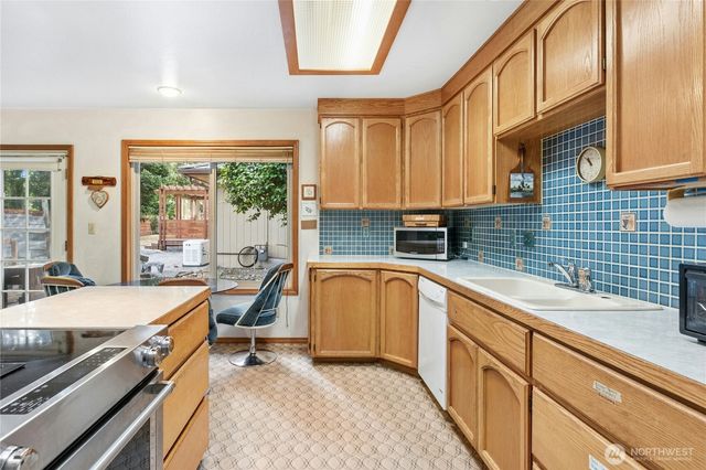 1643 NE Sumner Drive, Oak Harbor, WA 98277