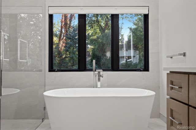 1347 N Carillon Court, Bloomfield Hills, MI 48302