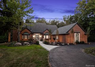 1347 N Carillon Court, Bloomfield Hills, MI 48302