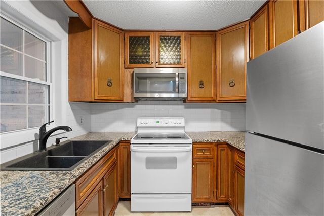 311 Salisbury Street 18, Kernersville, NC 27284