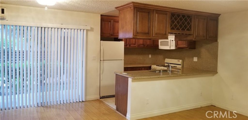 18530 Hatteras Street 102, Tarzana (los Angeles), CA 91356