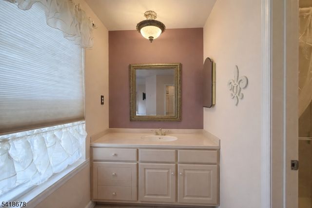 107 Bayberry Dr, Franklin Twp., NJ 08873