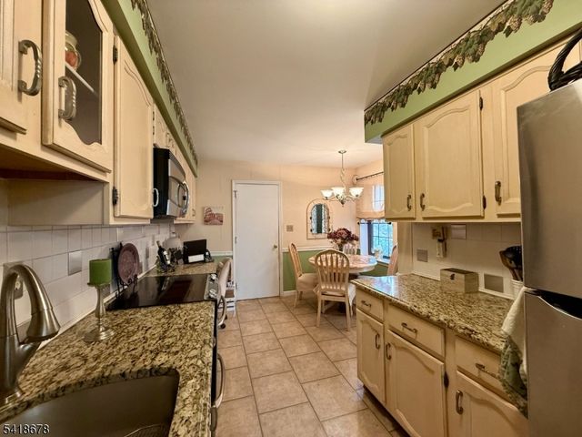 107 Bayberry Dr, Franklin Twp., NJ 08873