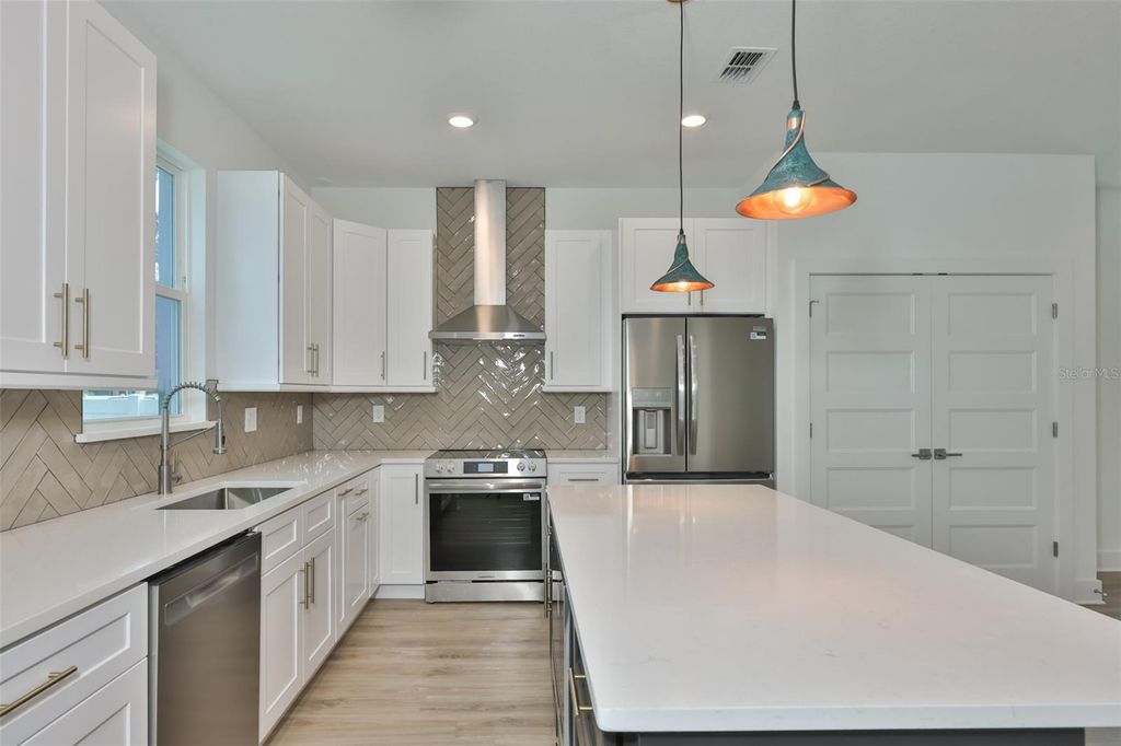 Image 6 of property listing at 4171 56TH AVENUE N, St Petersburg, FL 33714