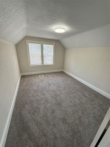 2711 Des Moines Street, Des Moines, IA 50317