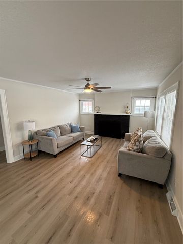 2711 Des Moines Street, Des Moines, IA 50317