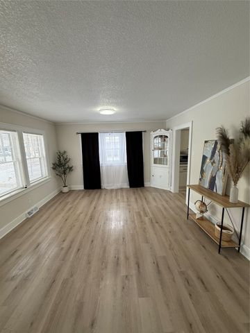 2711 Des Moines Street, Des Moines, IA 50317