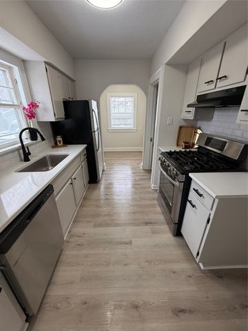 2711 Des Moines Street, Des Moines, IA 50317