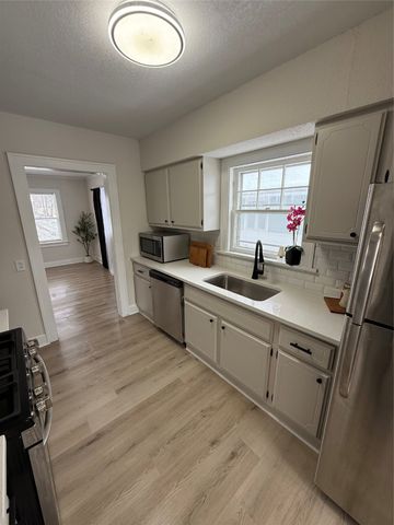 2711 Des Moines Street, Des Moines, IA 50317