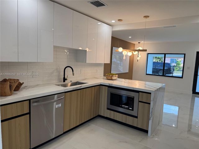 1151 NW 112th St, Miami, FL 33168