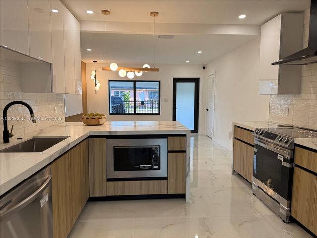 1151 NW 112th St, Miami, FL 33168