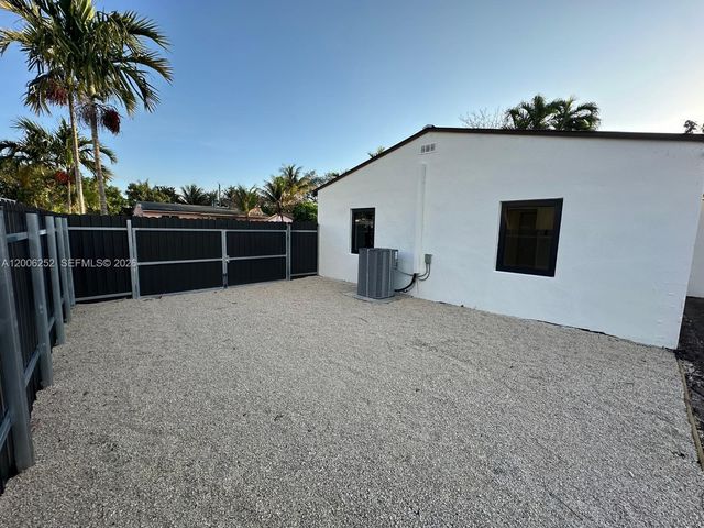 1151 NW 112th St, Miami, FL 33168