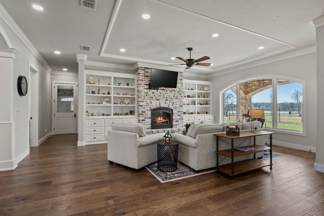 602 Greenhill Park Avenue, Mt Pleasant, TX 75455