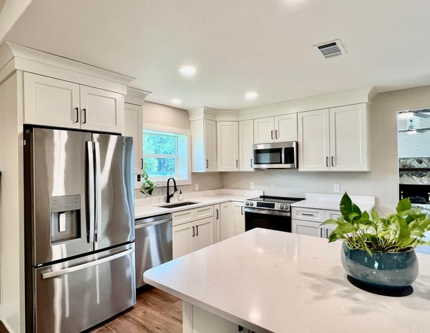 16 N 1St Street, Defuniak Springs, FL 32433