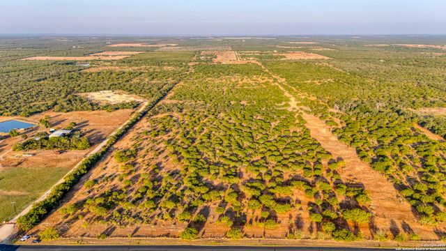 5 CR 331 E, Jourdanton, TX 78026