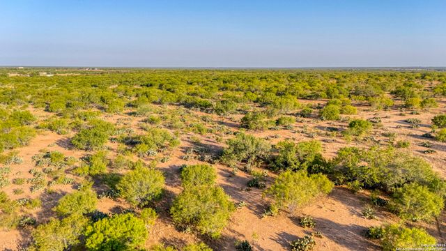 5 CR 331 E, Jourdanton, TX 78026