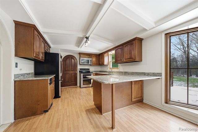 6807 Johnathon Drive, Troy, MI 48098